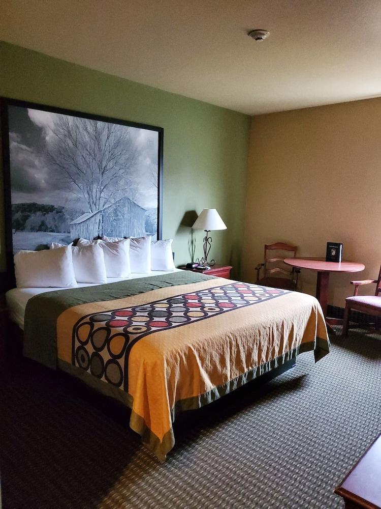 Super 8 By Wyndham Hotel 2*