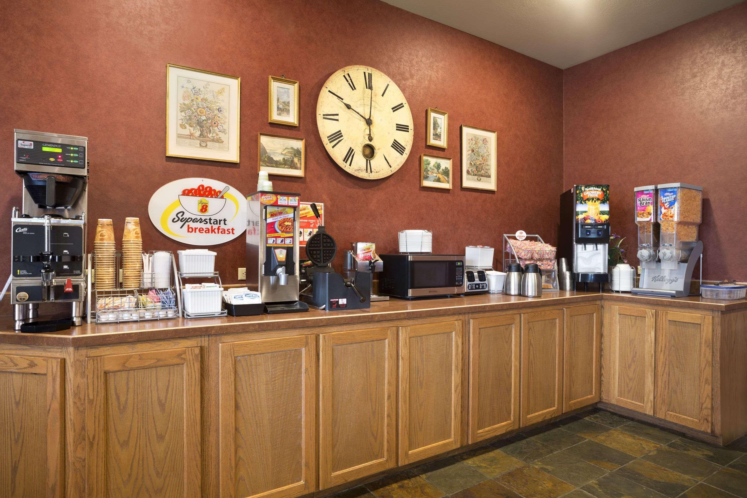 Super 8 By Wyndham Hotel